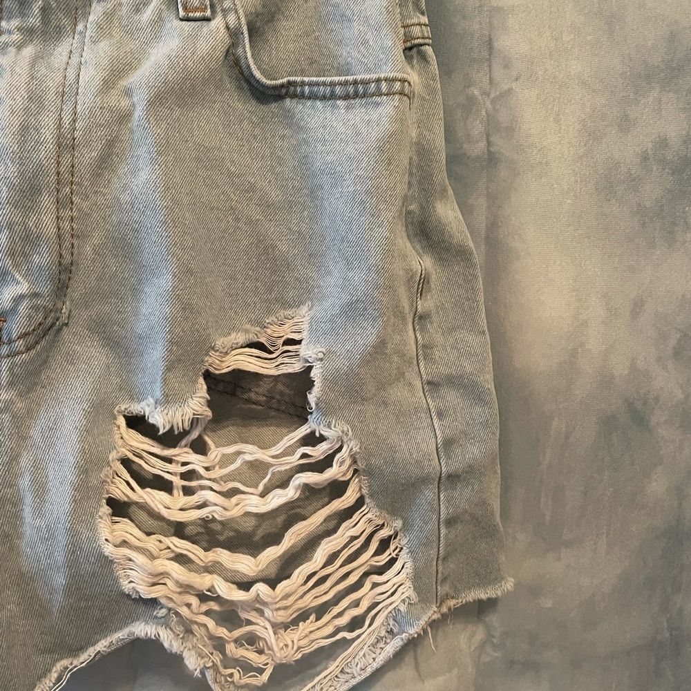 NASTY GAL • High Waisted Distressed shorts - Picture 7 of 9